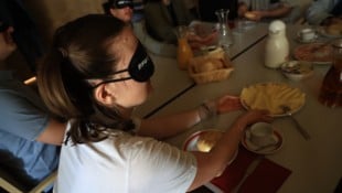Das „Frühstück im Dunkeln“ zeigte Schwierigkeiten für Blinde und Sehbehinderte auf. Schnell ...