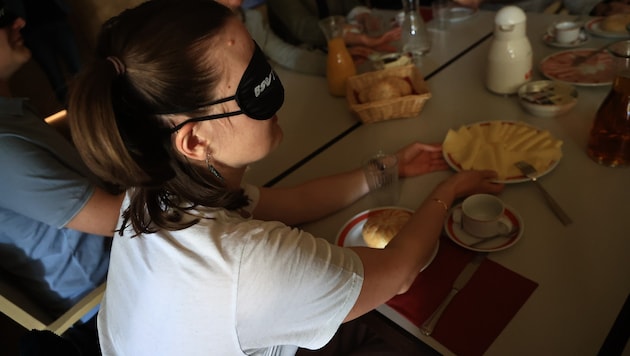 Das „Frühstück im Dunkeln“ zeigte Schwierigkeiten für Blinde und Sehbehinderte auf. Schnell ...