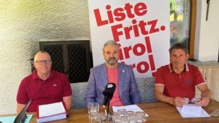 Markus Sint (Mi.) fordert mit Anwohnern Maßnahmen.