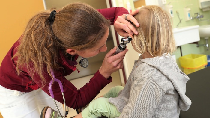 Auch viele Kinder kommen ins Ärztezentrum.