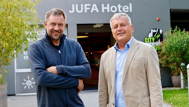 Eigentümer Michael Blaschitz (links) und Jufa-Gründer und -Geschäftsführer Gerhard Wendl vor ...