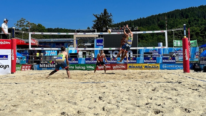 Sportliche Höchstleistungen: Die Spieler wirbeln in Pörtschach den Sand auf.