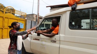 Ebola-Fieber ist eine lebensbedrohliche Krankheit. Das Virus wird durch Körperkontakt und ...
