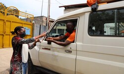Ebola-Fieber ist eine lebensbedrohliche Krankheit. Das Virus wird durch Körperkontakt und ...