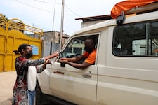 Ebola-Fieber ist eine lebensbedrohliche Krankheit. Das Virus wird durch Körperkontakt und ...