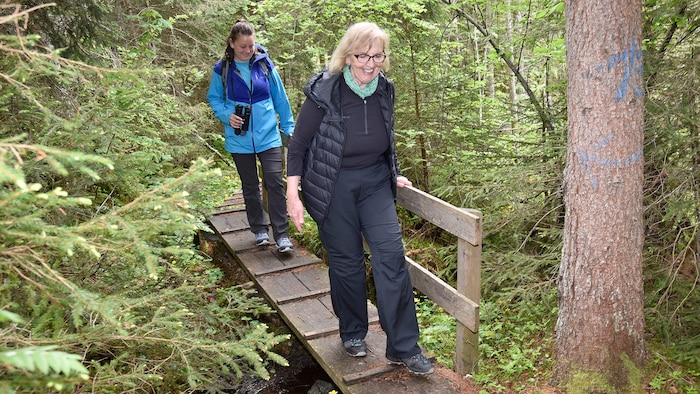 Forscherin Vera Foisner begleitet eine sichtlich erfreute Teilnehmerin (l.).