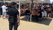 Unter den strengen Augen von privaten Security-Kräften wird an den Strandbars wieder ausgelassen ...