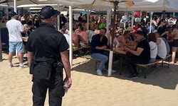 Unter den strengen Augen von privaten Security-Kräften wird an den Strandbars wieder ausgelassen ...