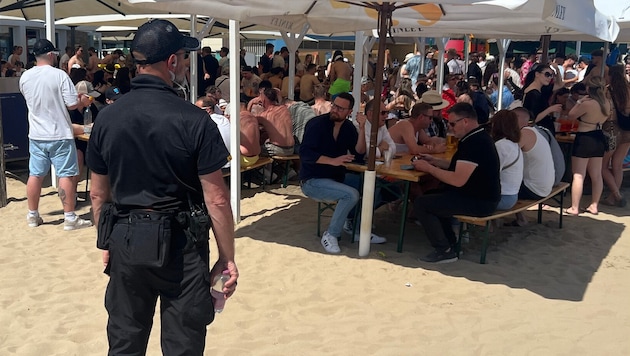 Unter den strengen Augen von privaten Security-Kräften wird an den Strandbars wieder ausgelassen ...