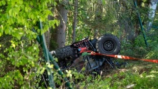Das Quad stürzte direkt zu einem Baum, klemmte die Lenkerin ein