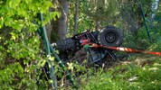 Das Quad stürzte direkt zu einem Baum, klemmte die Lenkerin ein