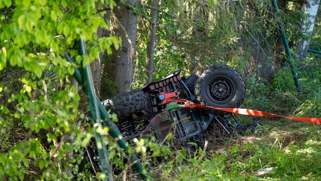 Das Quad stürzte direkt zu einem Baum, klemmte die Lenkerin ein