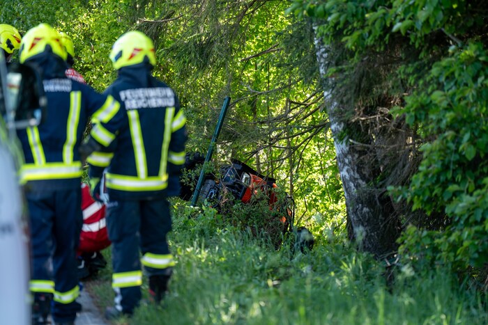 Das Quad wurde in den Wald geschleudert