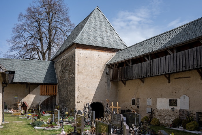 So sieht der Torturm, der Wehranlage mit fünf Türmen, die 1535 gebaut worden ist, in Richtung ...