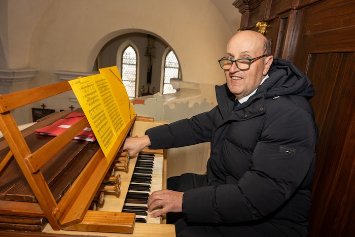 Hansi Karner ist seit 30 Jahren Organist in der Martinskirche im Bergdorf.
