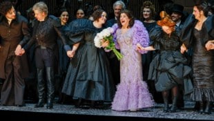 Intendantin Cecilia Bartoli kamen Pfingstrosen entgegen geflogen.