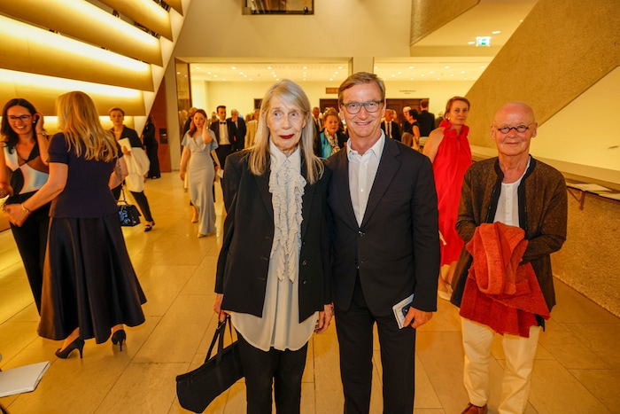 Malerin Martha Jungwirth kam zusammen mit Galerist Thaddaeus Ropac zur Premiere am Freitag.