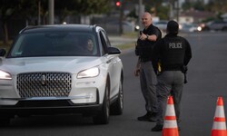 Polizisten leiten Menschen in Garden Grove an, die von der Evakuierung betroffen sind.