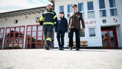 Christian Mader mit Tochter Emilia und seinem Vater Rudolf vor dem Feuerwehrhaus in Schlatt.