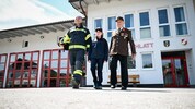 Christian Mader mit Tochter Emilia und seinem Vater Rudolf vor dem Feuerwehrhaus in Schlatt.