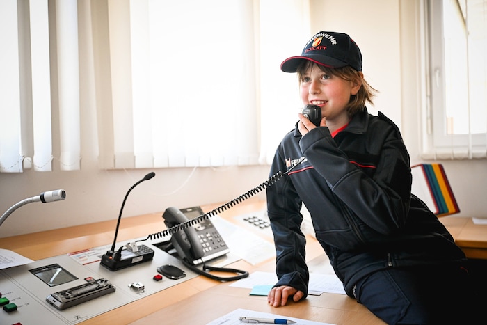 Emilia Mader ist mit 13 anderen Kindern bei der Jugendfeuerwehr dabei.