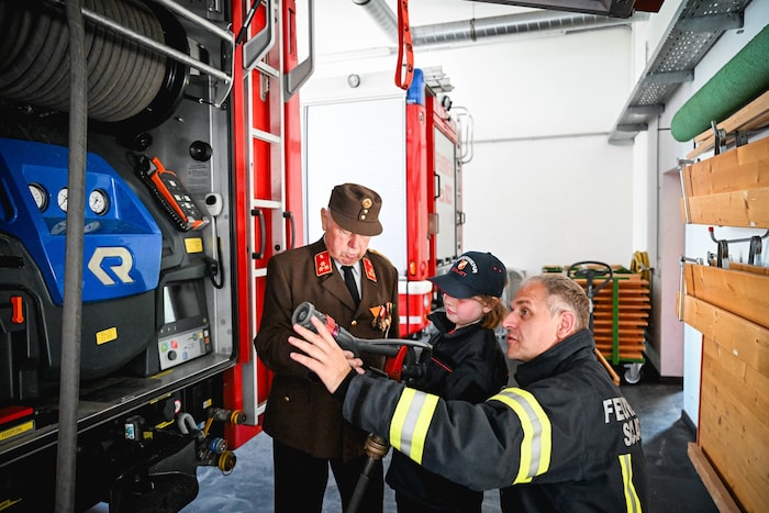 Die Neunjährige ist sehr interessiert an der Technik – das macht die Männer stolz.