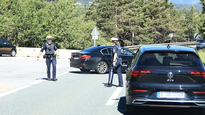 Die Polizei kontrollierte Abfahrverbote, Urlauber wurden zurückgeschickt.
