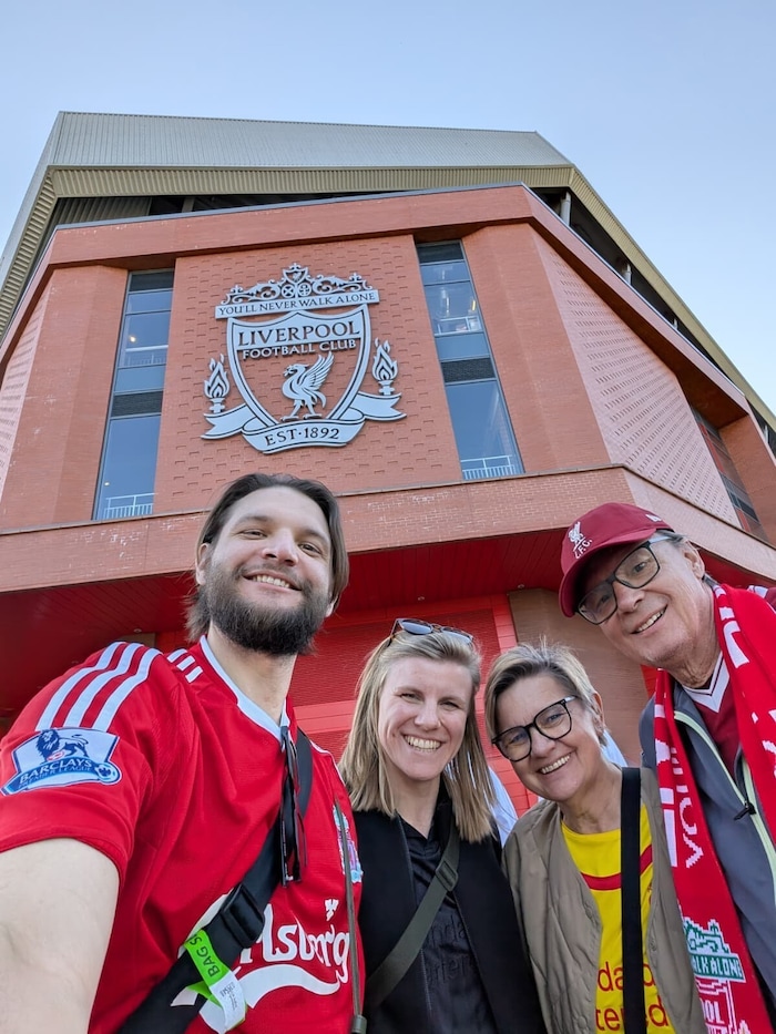 Darabos mit Ehefrau Irene, Sohn Ralph und „zukünftiger Schwiegertochter“ Hanna beim Spiel FC ...