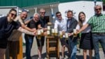 Es ist vollbracht! Chefin Andrea, der neue Bademeister Robert Csappo, Christian Temer, Chef ...