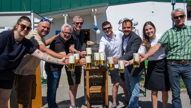 Es ist vollbracht! Chefin Andrea, der neue Bademeister Robert Csappo, Christian Temer, Chef ...