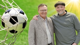 Der Ball rollt, der Schmäh rennt: Ex-Minister Norbert Darabos mit Kabarettist, Schauspieler und ...