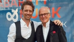 Andy Marek, hier mit Musical-Größe Lukas Perman, bietet bei „Kabarett &amp; Musik im Stadtpark“ ...