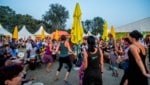 Trommler, Tänzer und Live-Musik bei den Afrika Tagen.