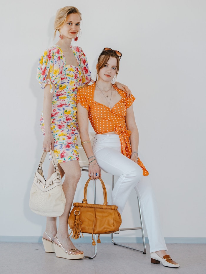 Kleid von Ungaro, Bluse von Moschino, Hose von Armani, Taschen von Jil Sander