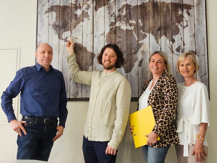 Lukas Miklautz mit Direktorin Manuela Pinter, Administrator Aleksander Lukan und Prof. Margit ...