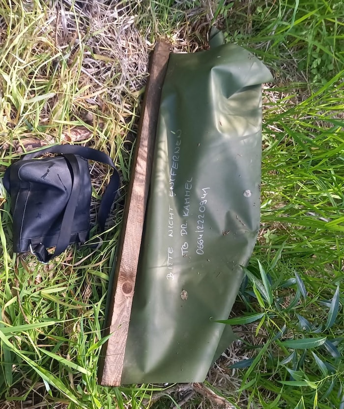 Die Plane samt schwarzer Tasche