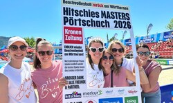 Am Beachvolleyplatz wurde auch gepoltert: Braut Nadine und ihre Freundinnen genossen die ...