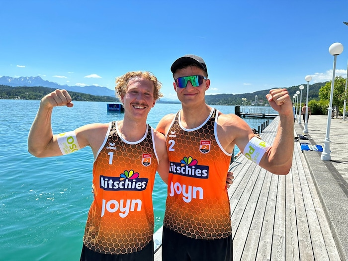 Die beiden Kärntner Elias Holzinger (li.)und Michael Klemen erklären die Handzeichen des Sports: ...