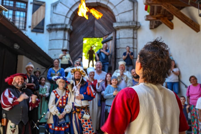 Jongleur „Frowin“ spielt gekonnt mit dem Feuer.