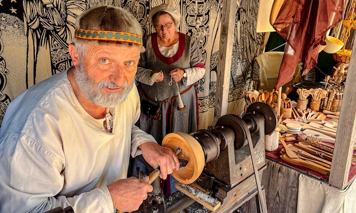 Drechsler Georg Graf produziert Schönes und Nützliches aus Holz.