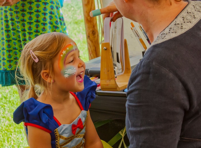 Diese kleine Prinzessin scheint sehr zufrieden zu sein, so wie sie geschminkt wurde.