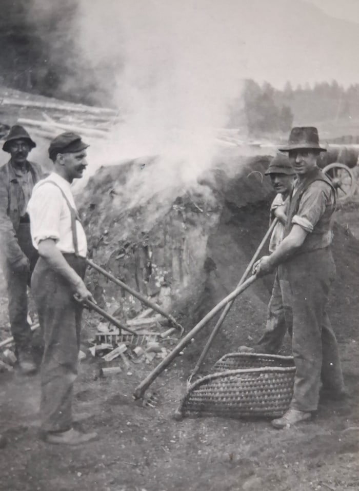 Die Köhler aus dem Stubaital bei der Arbeit. Ihr Handwerk bedurfte viel Erfahrung.