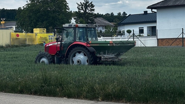 Ein Feld im bewohnten Gebiet. In diesem Fall wurde nur Düngemittel ausgebracht.