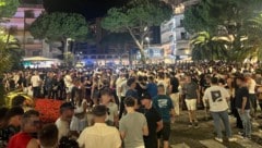 Tausende junge Österreicher feiern auf der Piazza della Fontana – dem nächtlichen ...