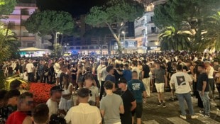 Tausende junge Österreicher feiern auf der Piazza della Fontana – dem nächtlichen ...