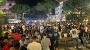 Tausende junge Österreicher feiern auf der Piazza della Fontana – dem nächtlichen ...
