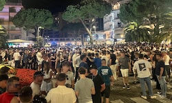 Tausende junge Österreicher feiern auf der Piazza della Fontana – dem nächtlichen ...