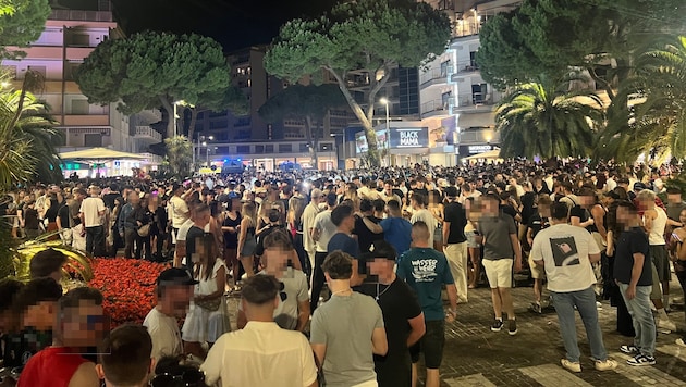 Tausende junge Österreicher feiern auf der Piazza della Fontana – dem nächtlichen ...