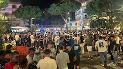 Tausende junge Österreicher feiern auf der Piazza della Fontana – dem nächtlichen ...