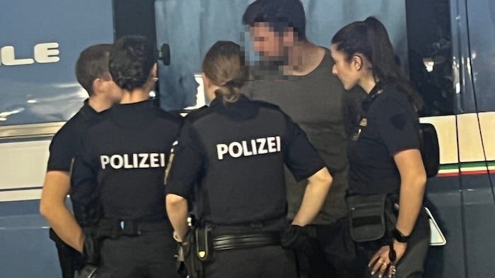 Die Villacher Fremdenpolizistin Rebecca (li.) mit ihrer Wiener Kollegin Cornelia im ...